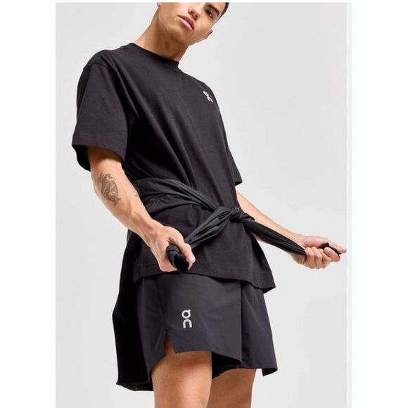 On Running Lightweight Essential 9" Shorts in Black Size XL - Picture 2 of 9